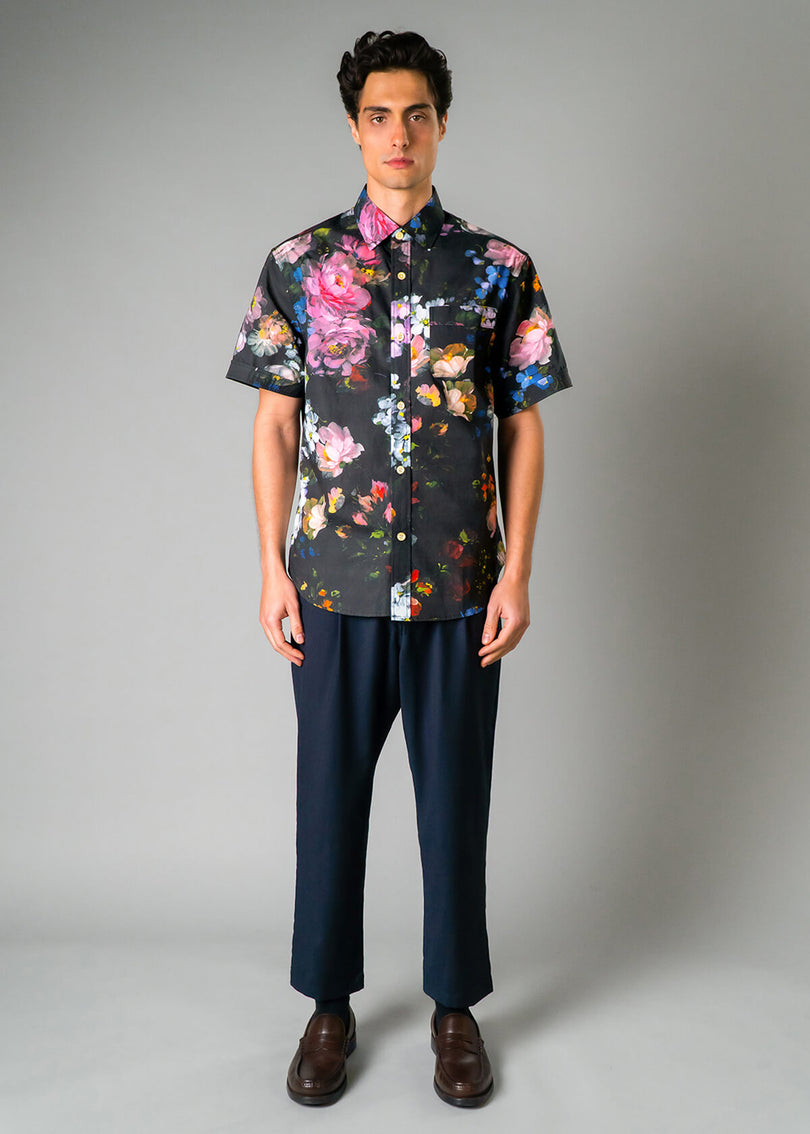 Men’s vacation shirt with bold tropical print – Resortwear fashion capturing the White Lotus effect