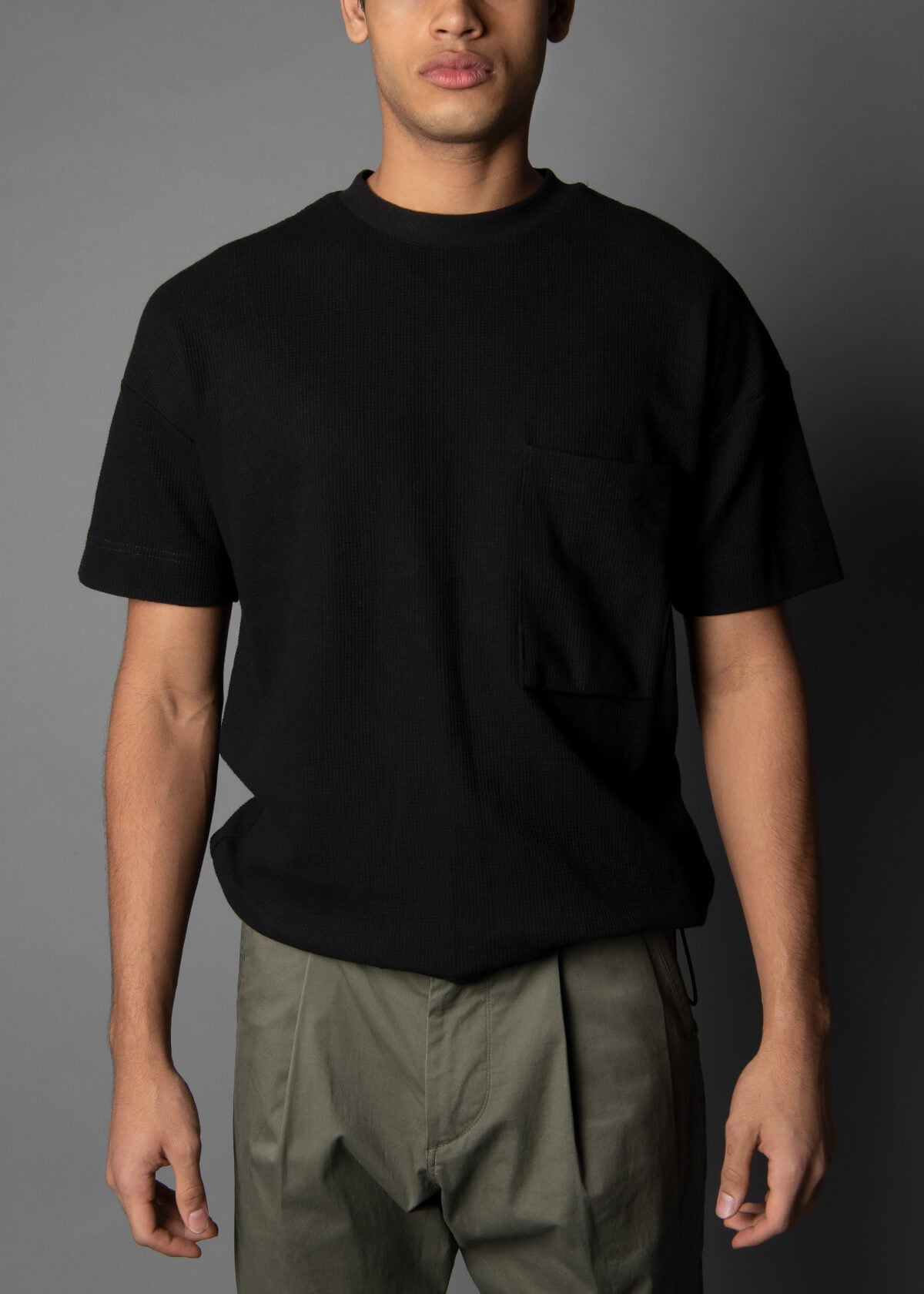 mens tshirt in black with crew neck